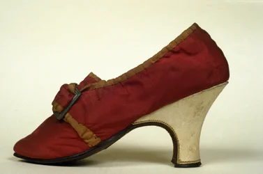 Model van schoenen (pumps) rood met hak voor vrouwen uit de 18e eeuw. Museo del Castello, Milaan