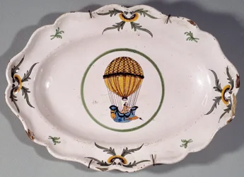 Bord in faience gedecoreerd met de voorstelling van een ballonvaart. 18e eeuw