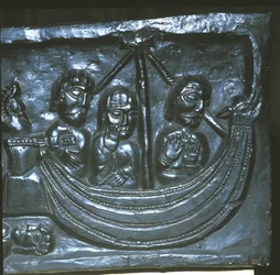 Schip in de 12e eeuw. Detail van de Winchester Kathedraal. Eerste bekende voorstelling van een moderne achterroer. Eerder werden een of twee roeispanen aan de zijkanten van de achtersteven gebruikt.