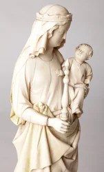 Beeld. Madonna met Kind. Geschenk van Mgr Cantineau, deken van het kathedraalkapittel. Ivoor. 13e eeuw. Detail, buste.