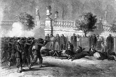 De Parijse Commune in 1871. Executie van federes (communards) in de Luxemburgse Tuin tijdens de bloedige week van 22 tot 28 mei 1871. Het zesde arrondissement was een van de eerste die door het gemeenschappelijke leger werd bezet. Onder de federe gevangene