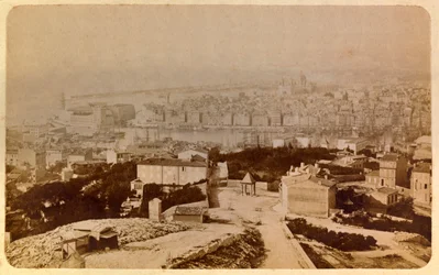 De stad Marseille en zijn omgeving rond 1885-1890: Algemeen uitzicht genomen vanaf Notre Dame de la Garde, Privécollectie