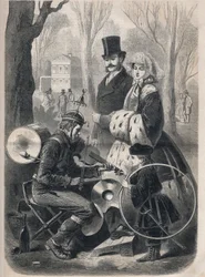 De man orkest van de Champs Elysees in Parijs. Hij heeft een bellenhoed, een rolkist op zijn rug, bekkens op zijn knieën en speelt viool. Gravure in 