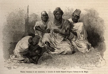 Tierno Ousman, van de Toucouleur-stam, hoofd van het dorp Guemmou Koura (Mali), met een islamitische rozenkrans met grote korrels, reciteert zijn gebeden, terwijl zijn masseurs zijn rug en benen masseren. Gravure ter illustratie van de reis naar West-Soeda
