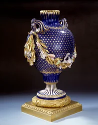Vaas met vissenstaart van hard porselein. Omstreeks 1765-1770. Parijs, Louvre
