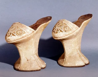 Venetiaanse mode: damesschoenen met platform. 18e eeuw