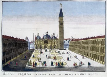 Zicht op de Basiliek en Campanile vanaf het San Marcoplein in Venetië, Italië