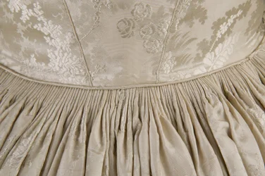 Trouwjurk (achteraanzicht detail van taille)