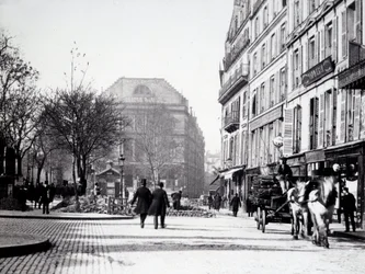 Een straat in Parijs met het Ambigu theater (3e arrondissement)