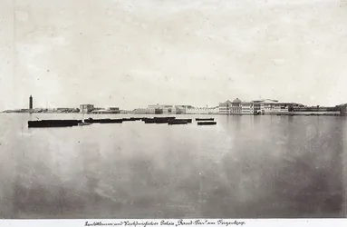 Boten in het midden van de zee met een deel van de stad Alexandrië op de achtergrond, in Egypte