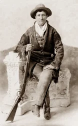 Calamity Jane met haar geweer: Vintage foto van de beruchte grensfiguur Calamity Jane (Martha Jane Cannary, ca. 1850)