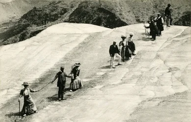 Chamonix (Haute-Savoie, Alpen): een groep elegante toeristen steekt met hun Savoyaardse gids de Mer de Glace over
