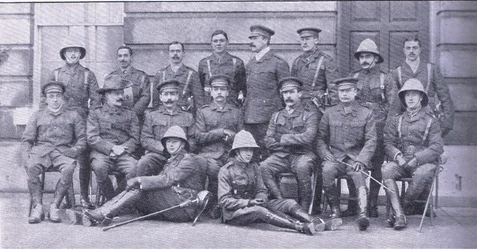 Kolonel Owen, Majoor Boole-Smith en de andere officieren van de Dragoon Guards, uit After Pretoria: The Guerilla War gepubliceerd door Harmsworth Bros Limited