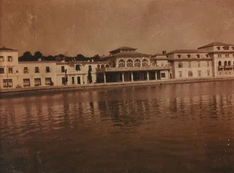 Gevels van enkele gebouwen aan het water, op het eiland Groot Brijun (Veliki Brijun), Brijuni-eilanden