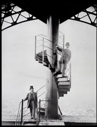 Gustave Eiffel en zijn schoonzoon Adolphe Salles op de trap van de Eiffeltoren, Parijs