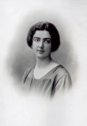 Halflang portret van prinses Jolanda van Savoye, glimlachend op haar trouwdag