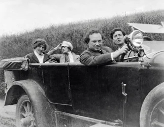 Helene Berg, Alma Mahler, Franz Werfel en Alban Berg gefotografeerd in auto