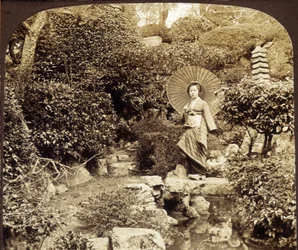 Japanse kimono paraplu in een tuin - fotografie, eind 19e eeuw