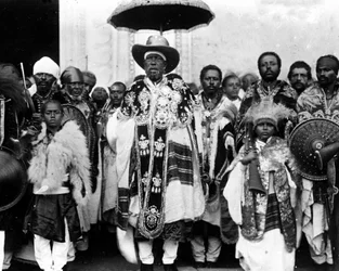 Koning Menelik II (1844 - 1913), omringd door zijn hof. Ethiopië.