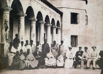 Koning Prempeh en hof met Dr. de Groot en mevrouw de Groot bij het kasteel van de Goudkust