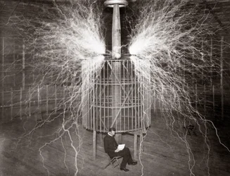 Nikola Tesla zittend in zijn laboratorium in Colorado Springs met zijn 