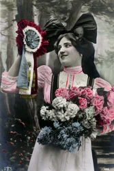 Patriottische kaart uit de periode van de Eerste Wereldoorlog: een Elzasser houdt een haan in de kleuren van Frankrijk, allegorie van de wens van de Elzas om zich bij Frankrijk aan te sluiten, ansichtkaart uit de 20e eeuw. Coll. Jaime Abecasis