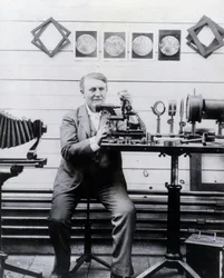 Foto van Thomas-Alwa Edison voor zijn fonograaf