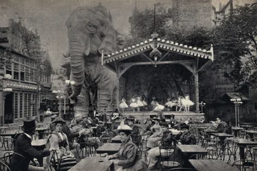 Populaire levensscène bij de Moulin Rouge in Parijs. Fotografie, eind 19e eeuw, Parijs. Coll. Selva.