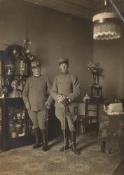 Portret van Bruno de Pererelli in uniform gefotografeerd in gezelschap van een soldaat