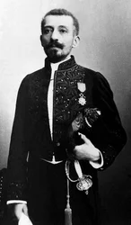 Portret van Pierre Loti (1850-1923), romanschrijver en officier van de Franse marine, in een academisch kostuum.