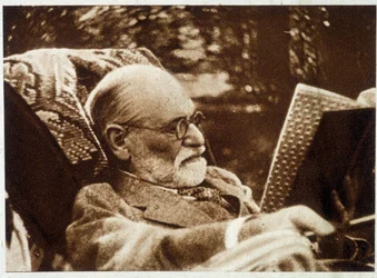 Portret van Sigmund Freud lezend - in "Vu" van 20/07/1932