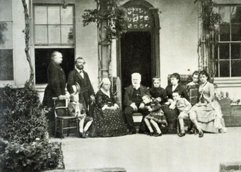 Portret van Victor Hugo in ballingschap in Guernsey in 1866 met Juliette Drouet aan zijn rechterzijde