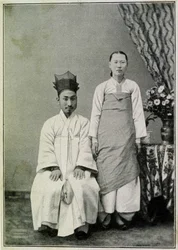 Portret van een Koreaanse ambtenaar en zijn vrouw aan het eind van de 19e eeuw