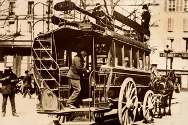 Achterkant van een door paarden getrokken tram