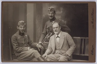 Sigmund Freud met zijn zonen Ernst en Martin in militaire uniformen, ca. 1916