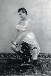Vrouw in lingerie rond 1885 Anonieme fotografie