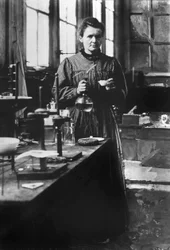 De Franse natuurkundige Marie Curie (1867-1934), Nobelprijs voor Natuurkunde in 1903 en Nobelprijs voor Scheikunde in 1911, hier in haar eerste laboratorium in Parijs in 1898