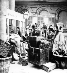Passagiers die het wegen van de bagage in Gare de Lyon in Parijs overzien, ten tijde van het Tweede Keizerrijk in Frankrijk
