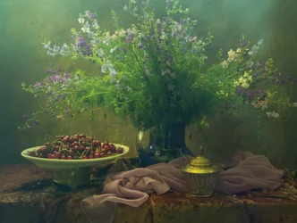 Stilleven met donkere bloemen en kersen