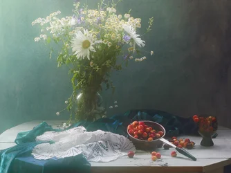 Stilleven met wilde bloemen en kersen