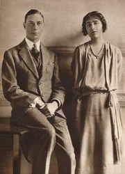 Lady Elizabeth Bowes Lyon en de Hertog van York bij de aankondiging van hun verloving