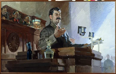 Joseph Stalin herdefinieert de Sovjet-grondwet tijdens het 8e buitengewone congres van de sovjets op 5 december 1936. Viatcheslav Molotov is zichtbaar op de achtergrond