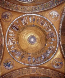 Uitzicht op de koepel met mozaïeken op een gouden achtergrond (Romaans en Byzantijnse stijl)