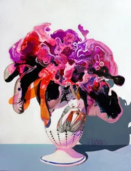 Levendige vrouw met bloemen