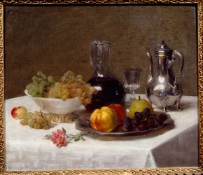 Stilleven van fruit (druiven, kweepeer en peer), zilverwerk en wijnkan