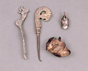 Verschillende stukken apparat en Vikingjuwelen, rechtsboven een voorstelling van de godheid Odin. Stockholm, Historiska Museet