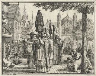Processie met een beeld door een straat
