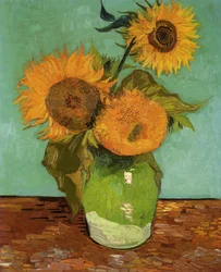 Drie zonnebloemen in een vaas