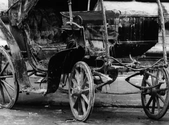 Wagen geruïneerd door de modder na de overstroming van Florence, november 1966 (z/w foto)