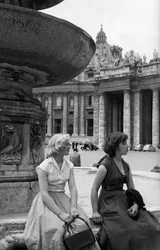 Vreemdelingen in Rome, ca 1960 (gelatinezilverdruk)